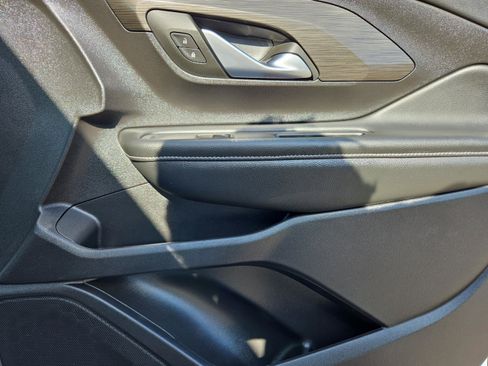 Used 2024 GMC Terrain SLT image 23