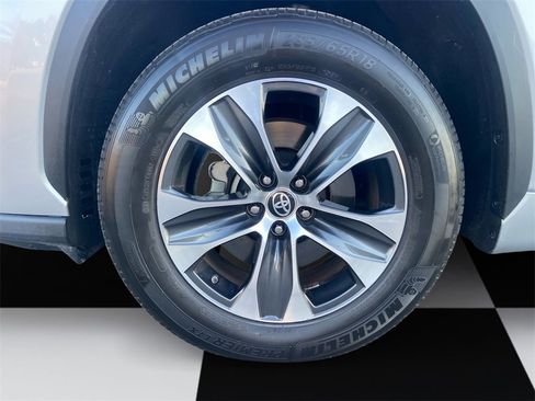 Used 2022 Toyota Highlander XLE image 14