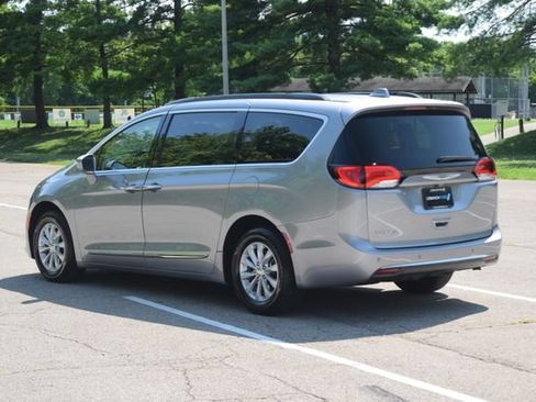 Used 2017 Chrysler Pacifica Touring-L FWD image 24