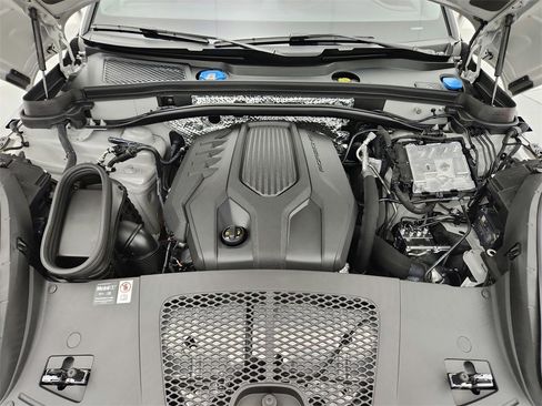 Used 2025 Porsche Macan image 32