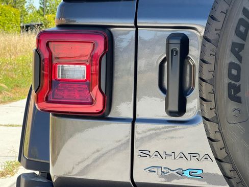 Used 2025 Jeep Wrangler Unlimited Sahara w/ Safety Group image 27