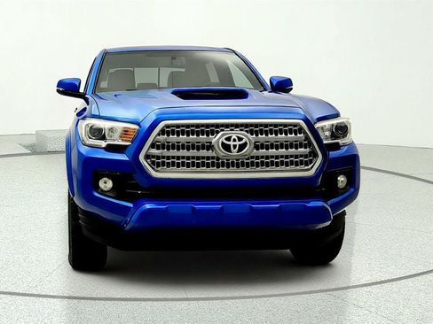 Used 2017 Toyota Tacoma TRD Sport w/ Tow Package AWD/4WD image 2