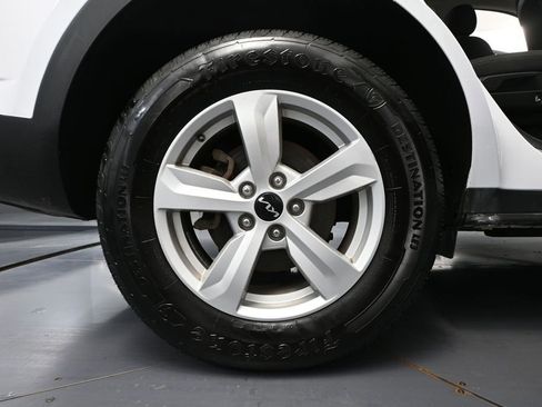 Used 2023 Kia Sorento LX AWD/4WD image 13
