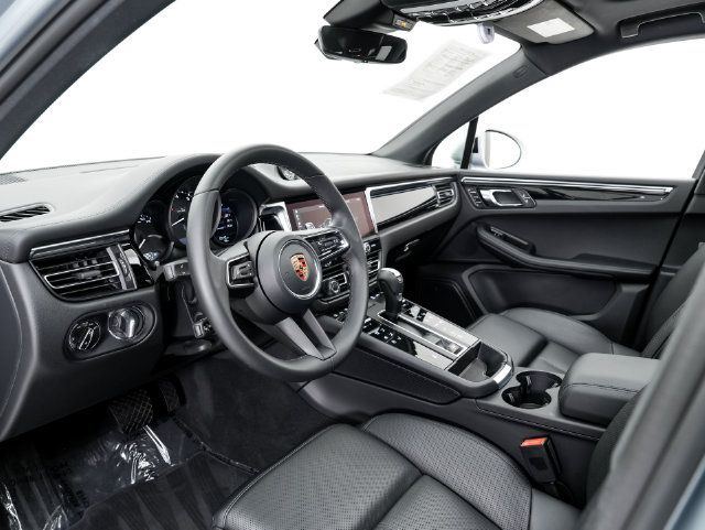 Certified 2026 Porsche Macan AWD/4WD image 4