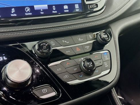 Used 2025 Chrysler Pacifica Limited image 25