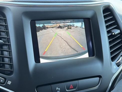 Used 2019 Jeep Cherokee Latitude Plus AWD/4WD image 16