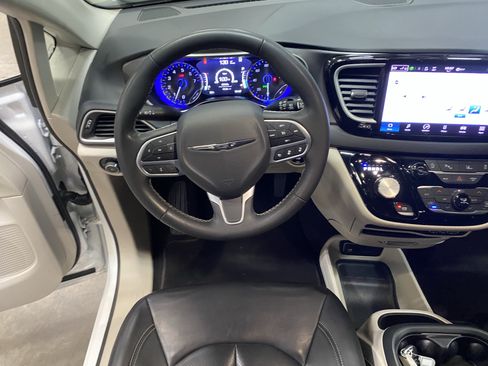 Used 2023 Chrysler Pacifica Touring-L FWD image 13