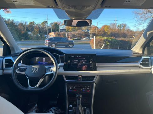 Used 2025 Volkswagen Taos SE image 28