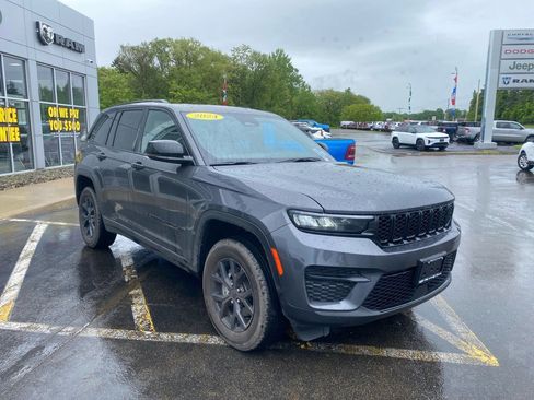 Used 2024 Jeep Grand Cherokee Altitude image 6