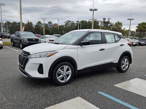 New 2025 Nissan Kicks Play S image 2