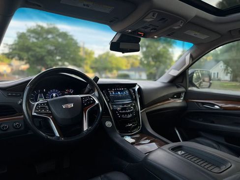 Used 2018 Cadillac Escalade ESV Luxury AWD/4WD image 15