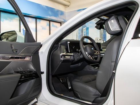 Used 2025 BMW 740i xDrive 740i xDrive w/ Premium Package image 13