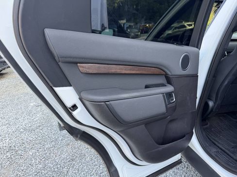 Used 2017 Land Rover Discovery HSE AWD/4WD image 13