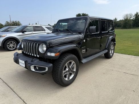 Used 2019 Jeep Wrangler Unlimited Sahara w/ Uconnect 4C Nav & Sound Group AWD/4WD image 3