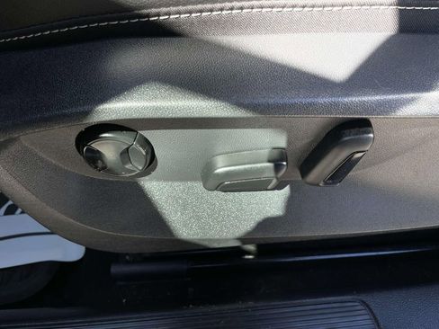 Used 2022 Volkswagen Taos SEL image 15