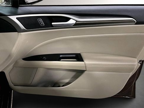 Used 2017 Ford Fusion SE w/ Fusion SE Technology Package image 28