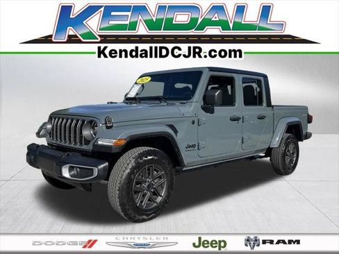Certified 2025 Jeep Gladiator Sport AWD/4WD image 1