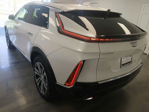 Certified 2024 Cadillac Lyriq Luxury AWD/4WD image 3