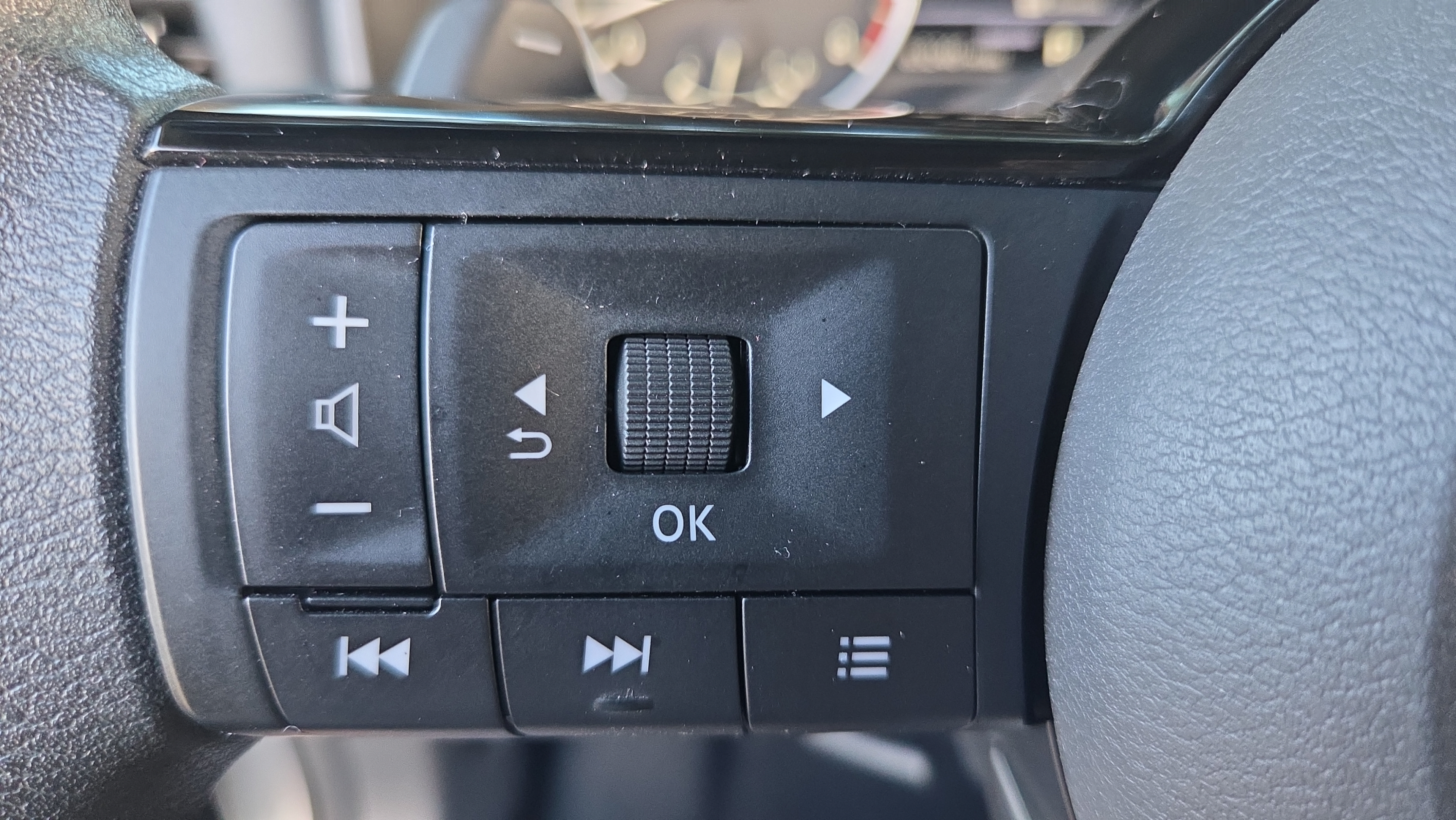 Used 2022 Nissan Rogue SV FWD image 25