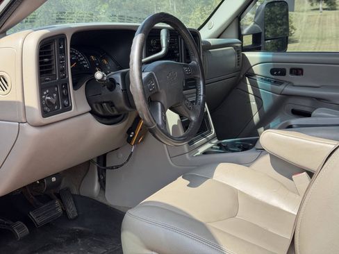 Used 2005 Chevrolet Silverado 2500 LT w/ Heavy-Duty Power Package AWD/4WD image 6