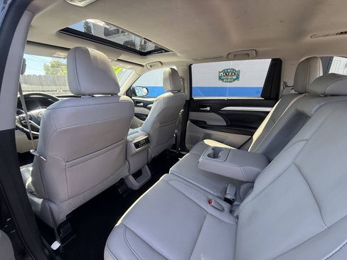 Used 2017 Toyota Highlander XLE AWD/4WD image 14