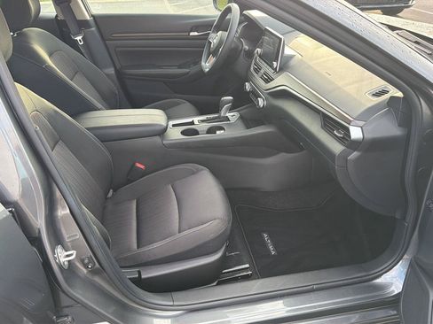 Used 2025 Nissan Altima 2.5 SV FWD image 13