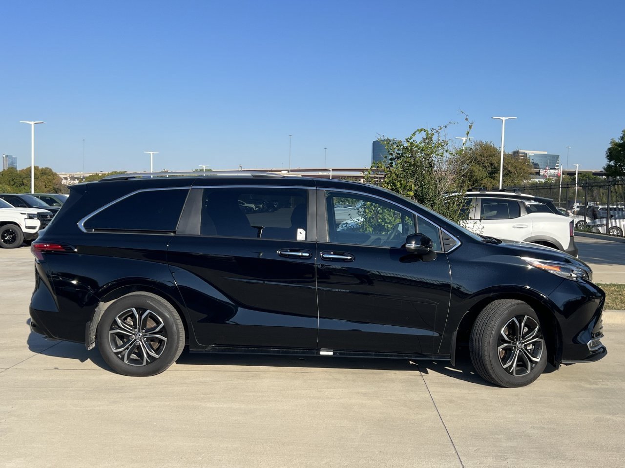Used 2025 Toyota Sienna Platinum AWD/4WD image 3