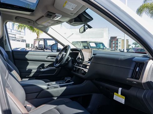 Used 2025 Nissan Pathfinder Platinum w/ Cargo Package image 22