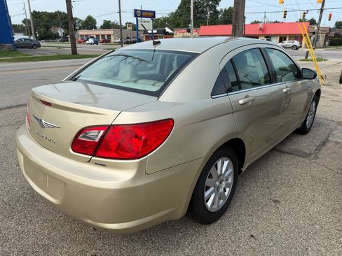 Used 2010 Chrysler Sebring Touring FWD image 4