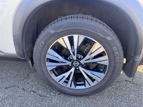 Used 2021 Nissan Rogue SV w/ Premium Package image 5