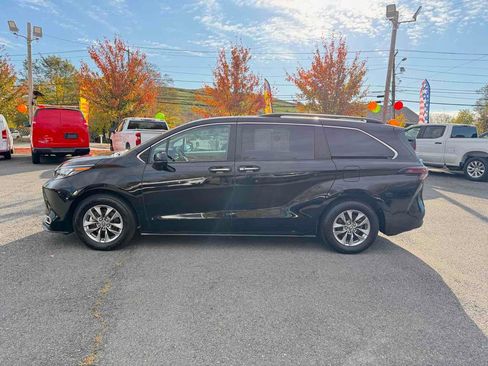 Used 2024 Toyota Sienna XLE image 4