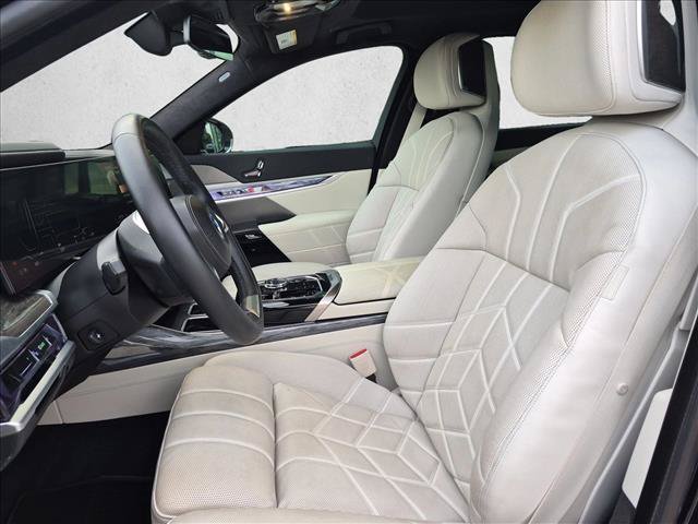 Used 2023 BMW i7 xDrive60 w/ Parking Assistance Package AWD/4WD image 17