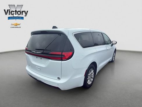Used 2024 Chrysler Pacifica Touring-L FWD image 7