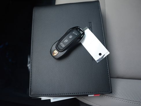 Certified 2025 Porsche Macan 4 Electric image 37