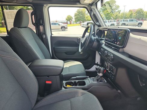 Used 2025 Jeep Gladiator Sport AWD/4WD image 6