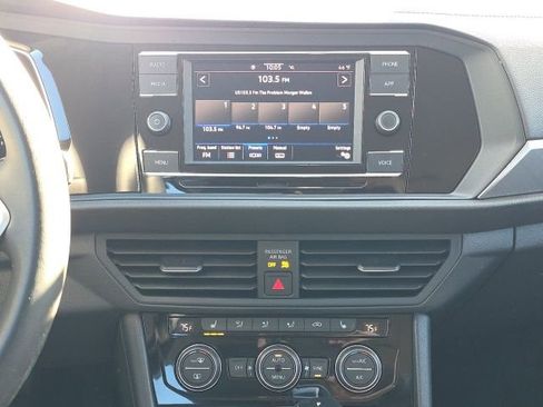 Used 2022 Volkswagen Jetta SE image 11