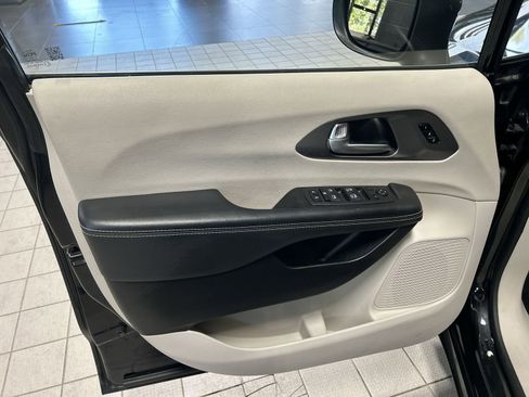 Used 2023 Chrysler Pacifica Touring-L FWD image 24