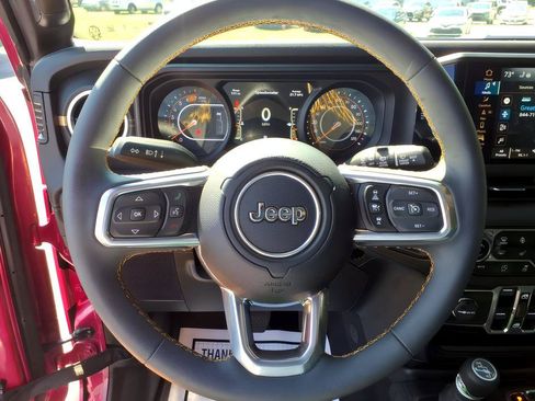 Used 2024 Jeep Wrangler Unlimited Sahara w/ Technology Group AWD/4WD image 27