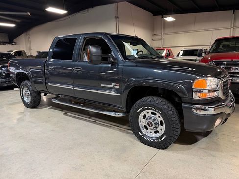 Used 2005 GMC Sierra 2500 SLT w/ Heavy-Duty Power Package AWD/4WD image 46