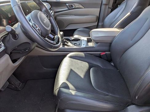 Used 2025 Kia Carnival image 13