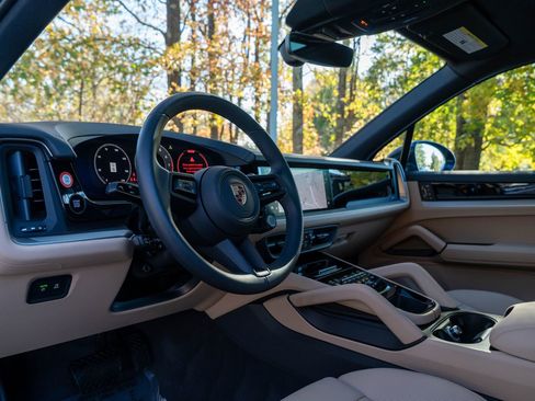 Certified 2025 Porsche Cayenne image 4