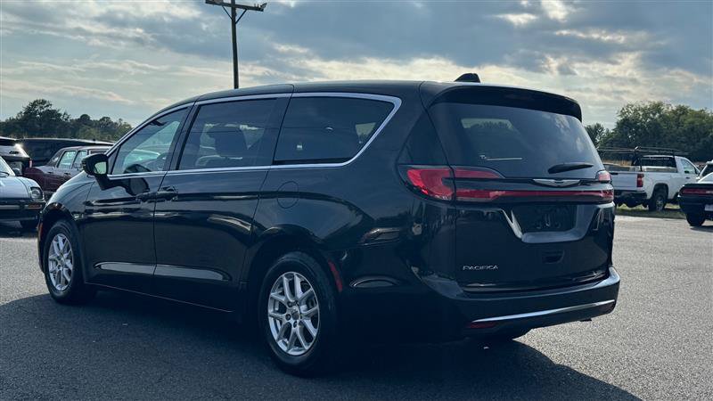 Used 2024 Chrysler Pacifica Touring FWD image 11