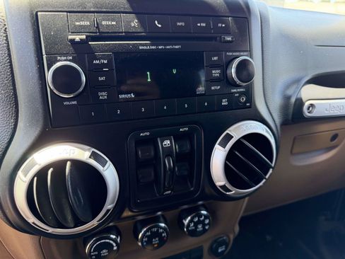 Used 2012 Jeep Wrangler Unlimited Rubicon w/ Connectivity Group AWD/4WD image 24