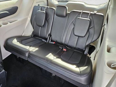 Used 2023 Chrysler Pacifica Touring-L FWD image 23