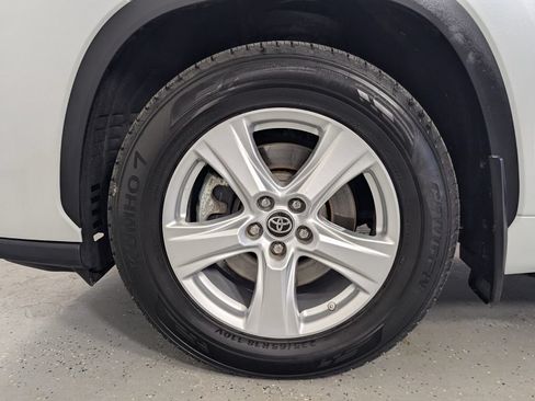 Used 2023 Toyota Highlander LE FWD image 9