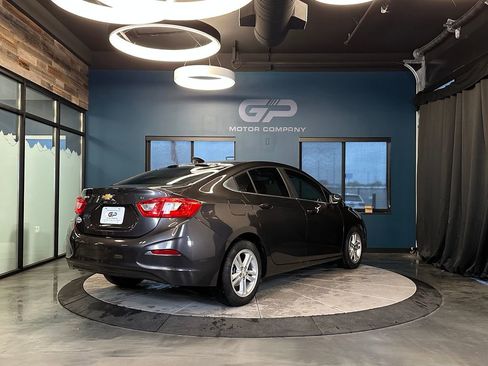 Used 2017 Chevrolet Cruze LT FWD image 3