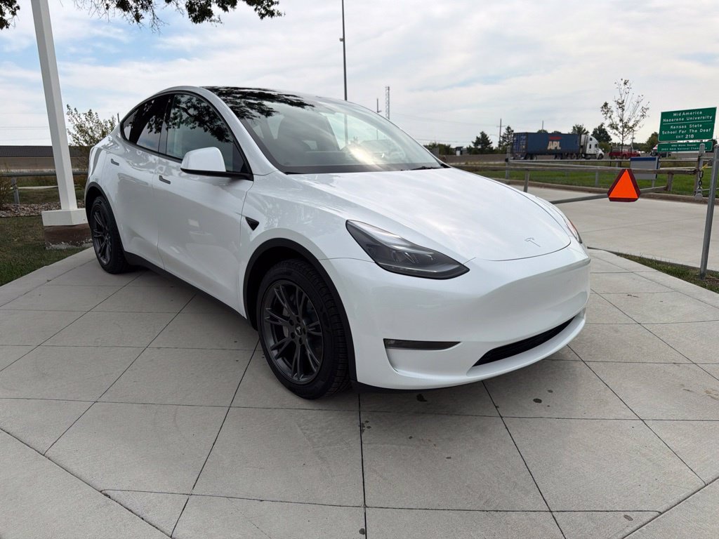 Used 2024 Tesla Model Y Long Range AWD/4WD image 2