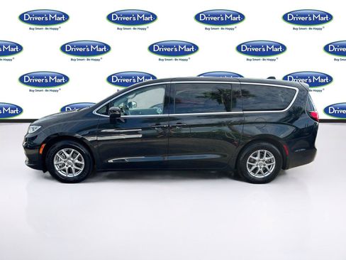 Used 2023 Chrysler Pacifica Touring-L FWD image 4
