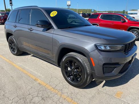 Used 2024 Jeep Grand Cherokee Altitude AWD/4WD image 8