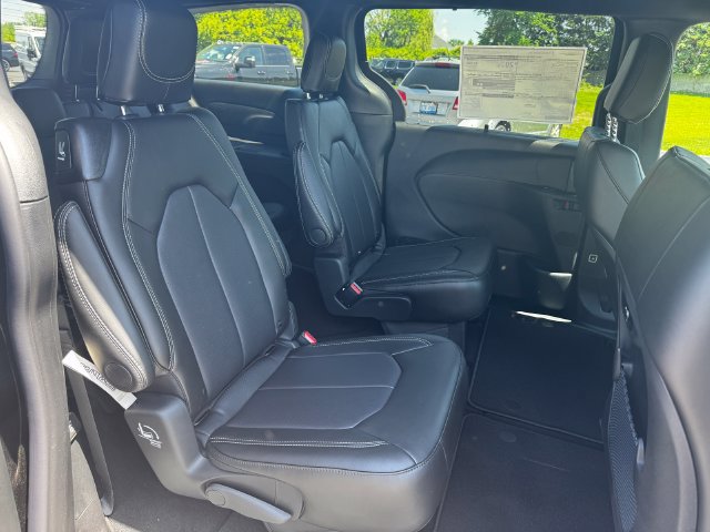 New 2027 Chrysler Pacifica Select w/ Family Tech Group AWD/4WD image 15